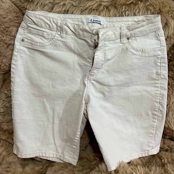 d.jeans brand size 14. Classic & comfy pair of cream colored shorts. - Picture 4 of 5